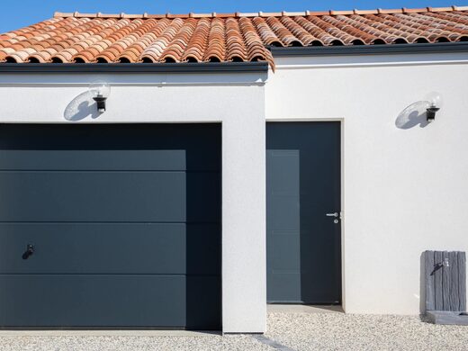 Portes d’entrée et de garage design et sécurisées à Perpignan